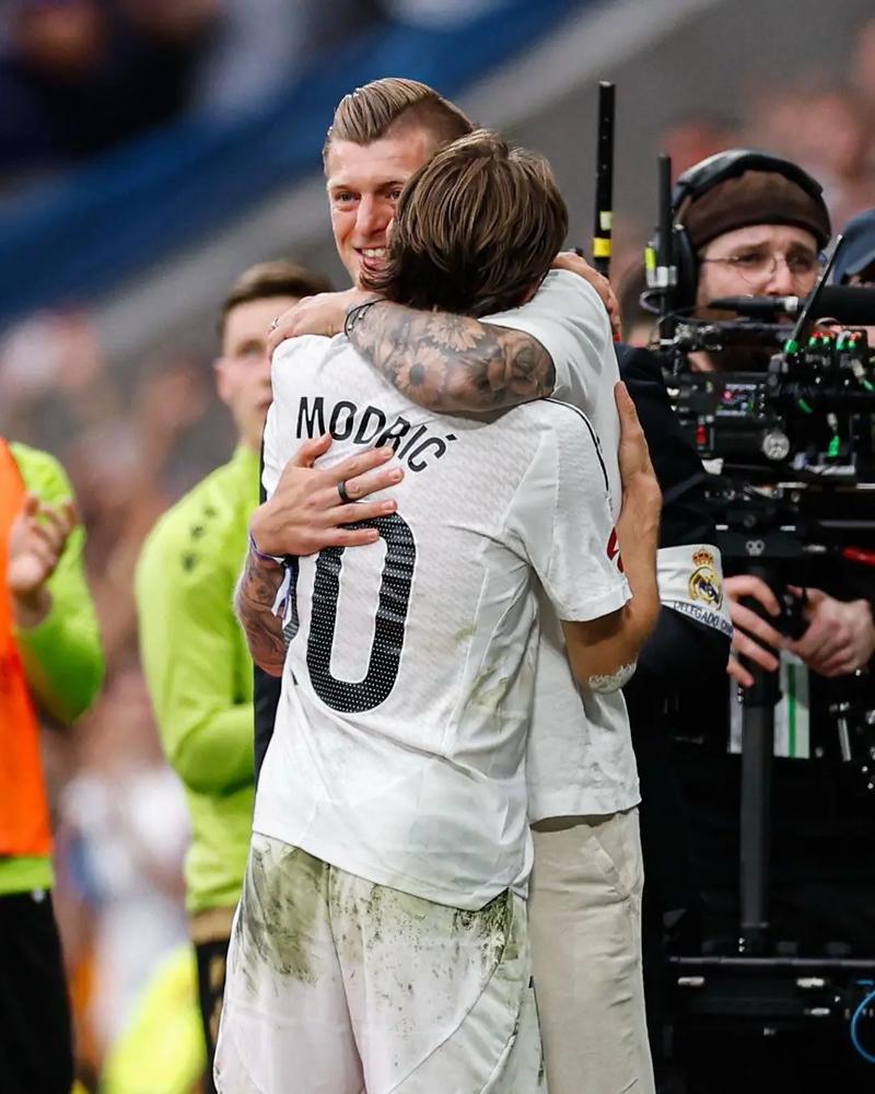 比达尔自曝曾教青年时的克罗斯踢球，后者本人回应：😂😂😂