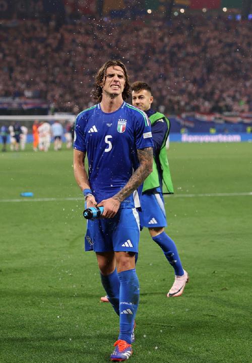 卡拉菲奥里掷边线球时试图用毛巾擦球,但裁判不允许