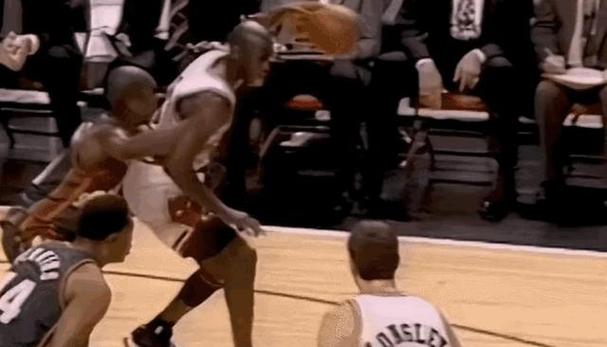 华子：从乔丹录像学到背身单打不要用屁股拱 要用上背部顶出空间