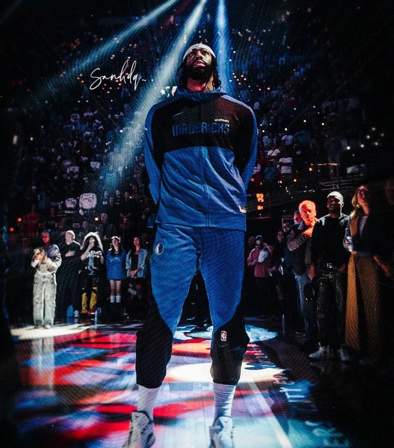 独行侠晒球队训练照 浓眉已经戴上护目镜 克莱弗拉格齐亮相