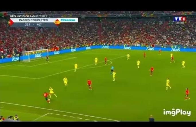 太难防！亚马尔边路一挑三爆破，“世一左”门德斯10秒内被过两次