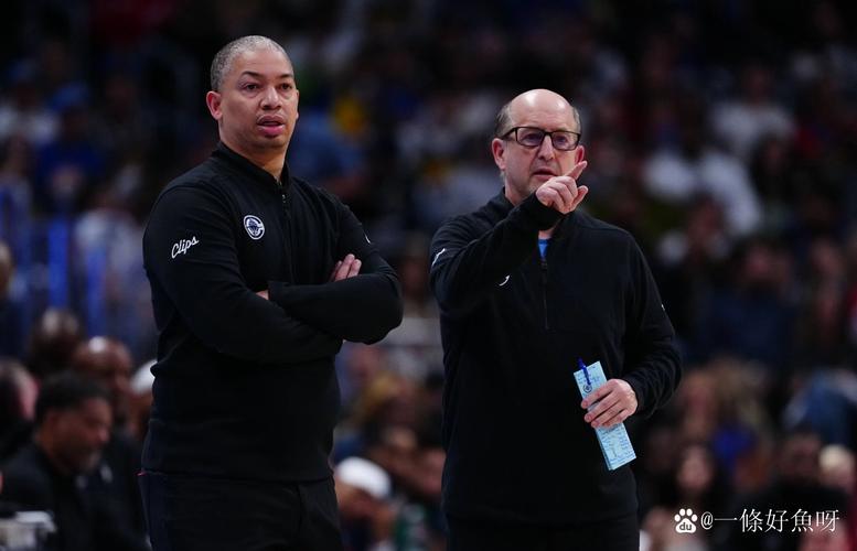 卢：科林斯一直和范甘迪打磨防守 我们重点观察他的换防能力