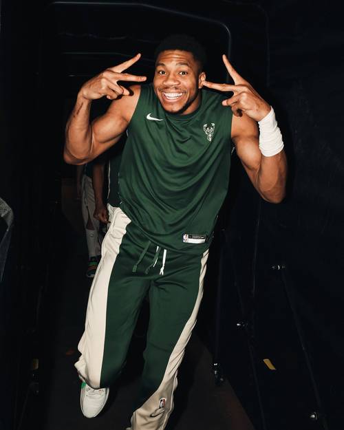 重返雄鹿！字母哥哥在社媒晒出定妆照：生涯第十三个篇章