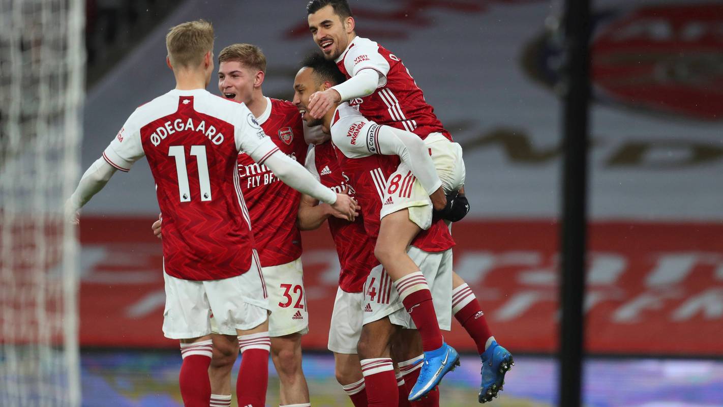 邮报:阿森纳和纽卡工作人员发生冲突,后者当时正拿着干草叉