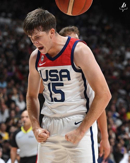 里夫斯:外婆曾因詹姆斯吼我而生气 我说我妈吼我的时候可凶多了