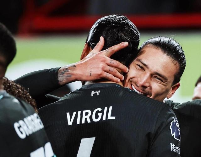 斯洛特换人遭诟病：换上远藤航是最糟糕换人，萨拉赫应该被换下