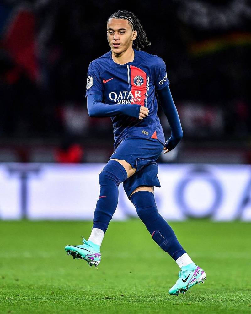 为弟弟加油！姆巴佩现场观看里尔vs巴黎的比赛