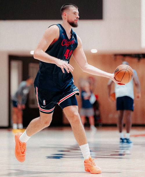 小卡：对阵广州我会打 训练营意义就是调整状态为新赛季做准备