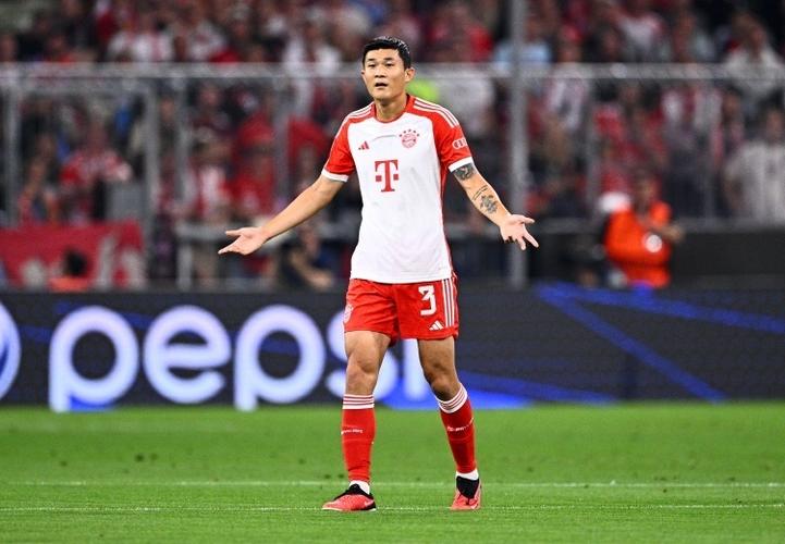 德媒：金玟哉肩部与脚部伤势未痊愈，但仍前往韩国国家队报到