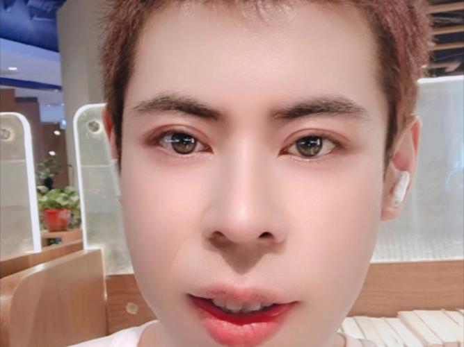 明日杨瀚森首秀！背着粉色小书包的杨瀚森登机前往湾区 NBA初体验