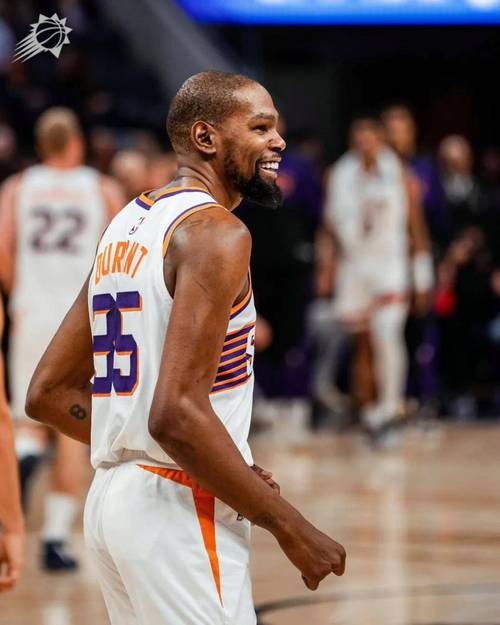 首秀出色!杜兰特10中7高效拿下20分2板1助1断 第三节独得12分