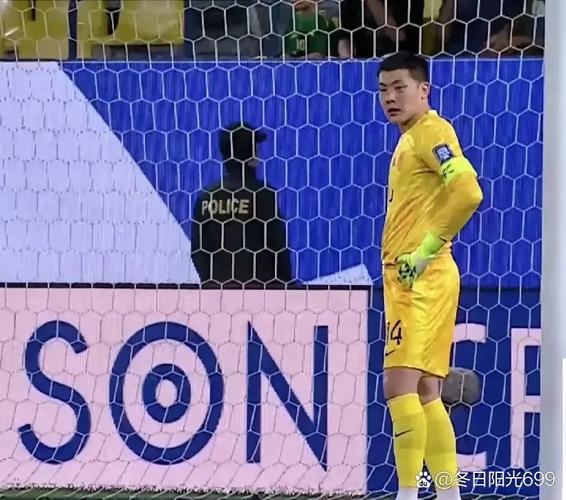 对方后卫送大礼！李小恒单刀推射破门，中国香港2-1反超孟加拉国