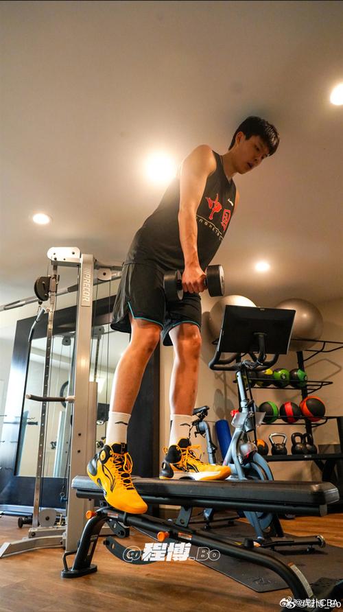 媒体人：杨瀚森体能&动作速率目前不达标 现在表现属于绝对正常