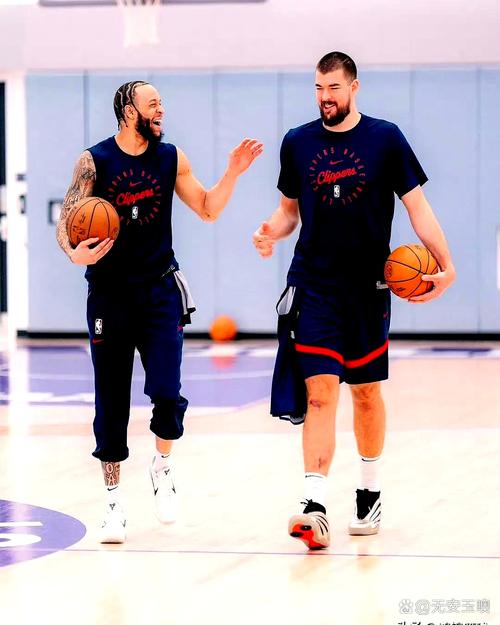 船记：球队训练后其他所有人都已离开 哈登一个人在球馆加练！