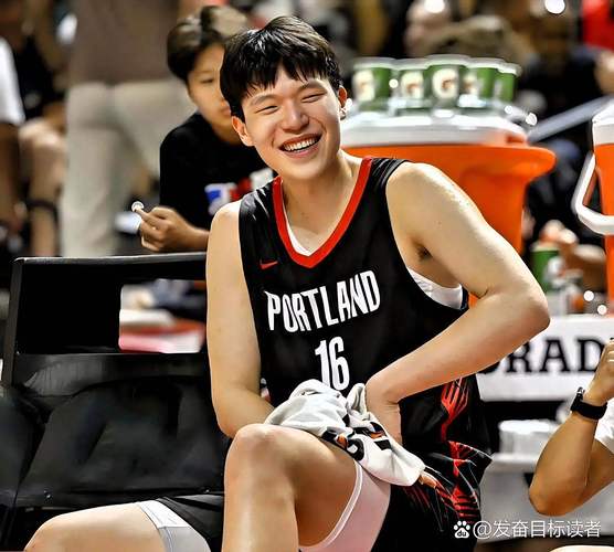 媒体人：杨瀚森脸皮不薄放得开 这挺好的 阿联就是吃这方面的亏