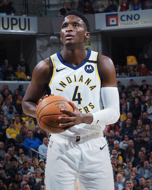 小卡：奥拉迪波的状态非常好 他能在快攻中空接&有三分有突破