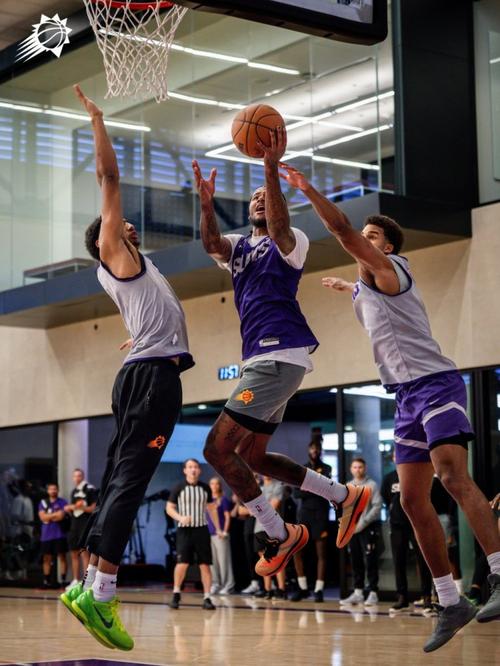 够强硬！马卢阿奇篮下接球转身强攻打成2+1