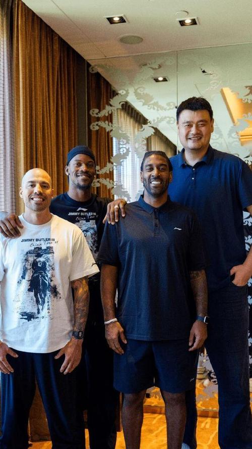 谁来都得变成小矮人！篮网官方晒姚明与新秀杰明合影