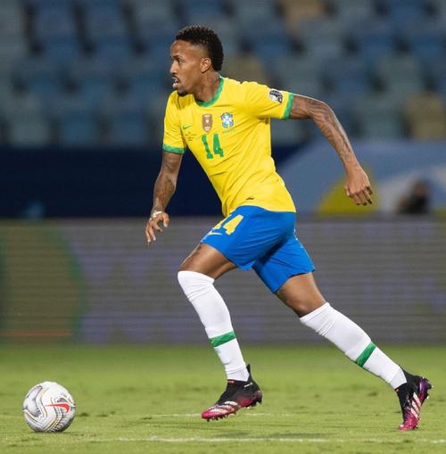 自20-21赛季以来,加布里埃尔是唯一直接参与20粒英超进球的中卫