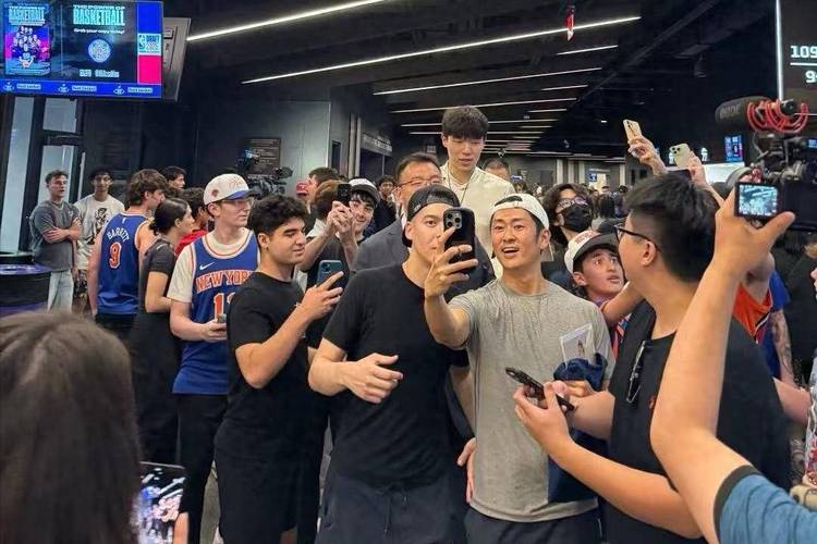 🥰小杨很招小球迷喜爱啊！小吧在现场参与杨瀚森社区活动