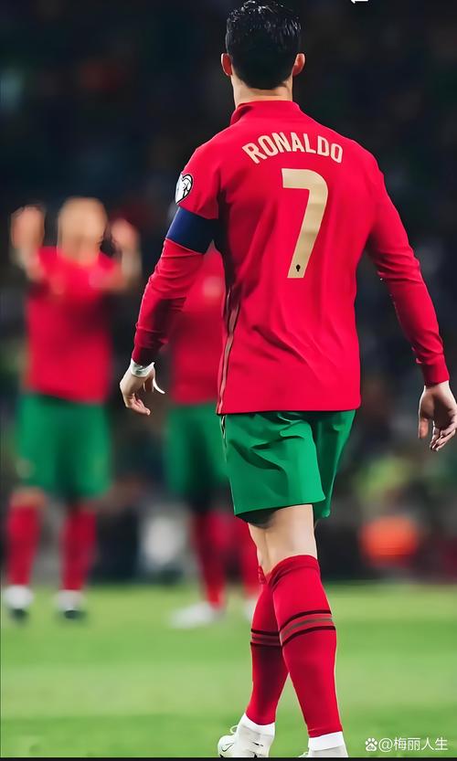 葡萄牙国家队官方晒C罗950球海报：CR950⏳历史需要创造者