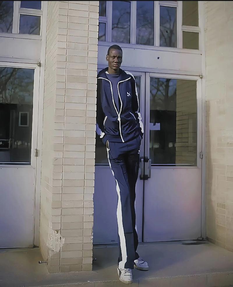 杜林：文班作为中锋打法像分卫 同时他护筐像马努特-波尔