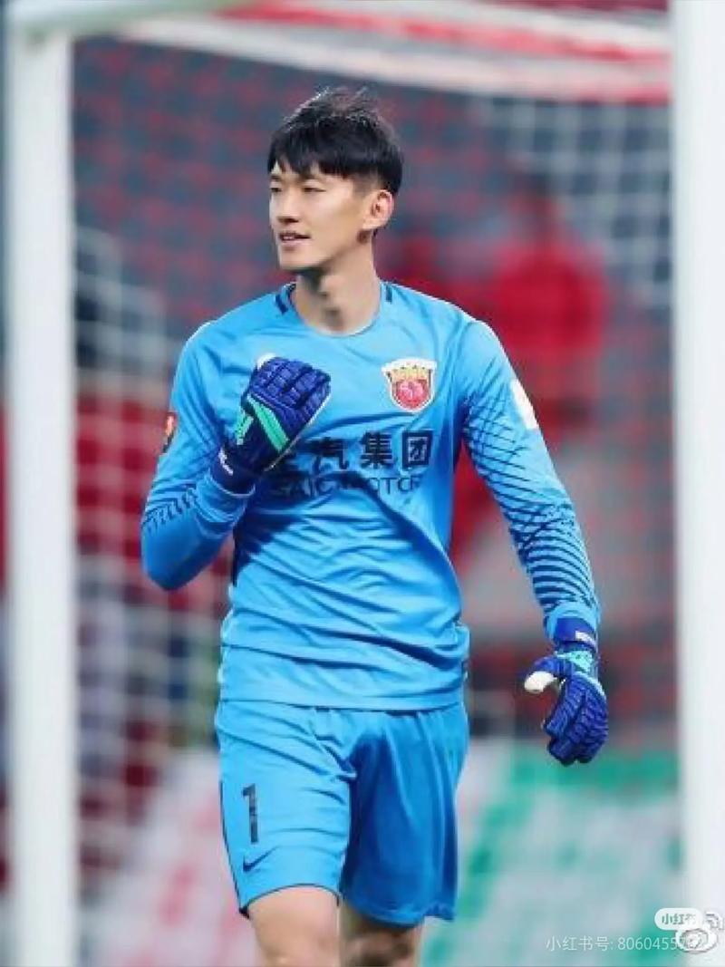 追星成功🤩颜骏凌和偶像范德萨交换球衣,范德萨获赠国足门将服