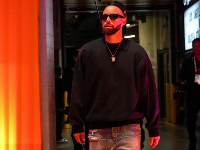 勇士入场穿搭：库里短宽夹克显身材 库明加亮色卫衣街头范