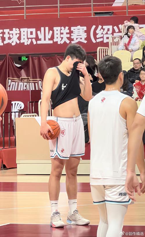 媒体人:杨瀚森在CBA练出了八块腹肌 现在是NBA教练要求他增重