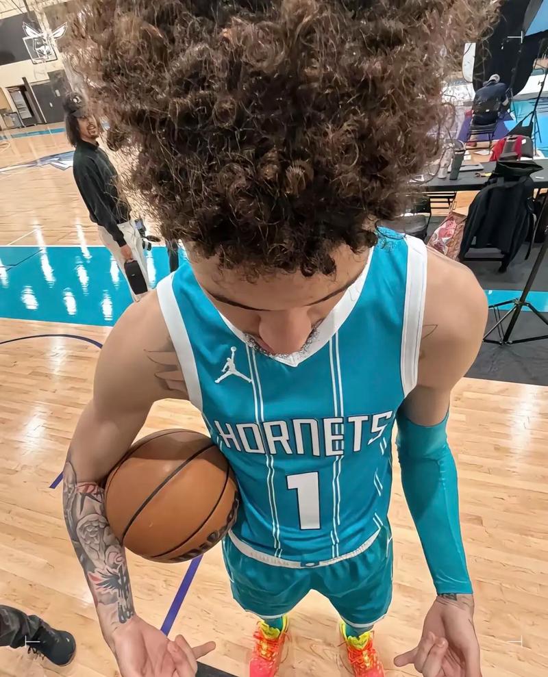 命中率36%低效发挥!拉梅洛-鲍尔19中7 砍下18分7板8助